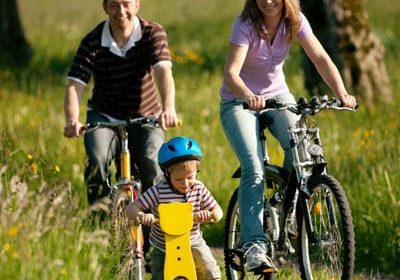 Family-riding-bicycles-in-summer